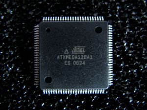 100핀 TQFP 패키지의 Atmel ATxmega128A1