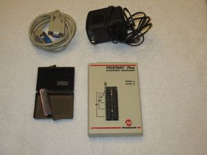 2003년경 마이크로칩 "PIC" 마이크로컨트롤러 제품군용 프로그래머. 개발 소프트웨어를 실행하는 PC 호환 장치에 RS 232 케이블로 연결된다.