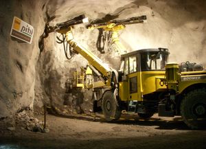 드릴 점보는 스톡홀름 아래의 시티바난 건설 중 폭약을 위한 구멍을 뚫는 데 사용된다.