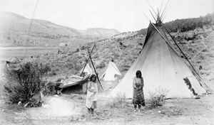 Mescalero Apache women and teepees, 1890–1910