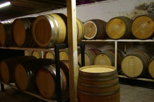 작은 프랑스산 오크 바리크(barrique) 배럴의 사용은 "모더니스트" 바롤로 생산자와 관련된 와인 제조 기술이다.