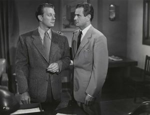 브루스 (왼쪽)는 편견 (1949)에서 개신교 신자를 연기했고, 브루스 에드워즈는 그의 유대인 동료를 연기했다.