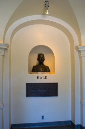 조지 엘러리 헤일의 흉상, 팔로마 천문대