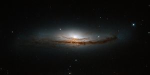 NGC 5793 - 천칭자리에 있는, 1억 5천만 광년 이상 떨어진 세이퍼트 은하