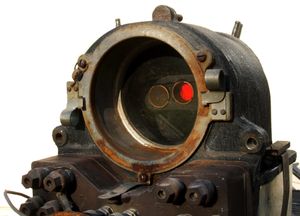 유니온 스위치 앤드 시그널(Union Switch & Signal)이 만든 탐조등 신호기 메커니즘. 램프와 반사경이 제거되어 색상 둥근판이 노출되어 있다.