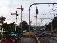 정동진역에 보존된 색등식 신호기와 완목 신호기