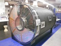 Belle 검출기의 중앙 드리프트 체임버. 국립과학박물관 전시.