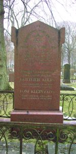 오스카르 클레인의 묘, 솔나의 노라 베그라브닝스플라첸(Judiska norra begravningsplatsen, 오른쪽 회색 돌)