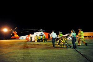 폭발 후 헬기 승무원이 딥워터 허라이즌 생존자를 후송하고 있다.