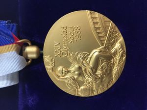 1988년 하계 올림픽 금메달. 그리스 승리의 여신인 니케를 묘사한 카시올리의 앞면 디자인이 돋보인다.