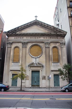 2017년의 성 빈센트 드 폴 교회(St. Vincent de Paul Church), 폭발로 인해 창문이 덧대어져 있다.