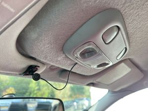 블루투스 수신기에 연결된 차량 내 마이크는 연결된 휴대폰으로부터 통화를 수신하도록 설계되었다. 이는 WPAN의 예시이다.