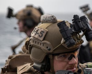 이 해병의 헬멧 위에 장착된 CORE Survival HEL-STAR 6 IR 스트로브