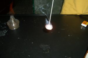 타는 리튬 금속은 산화 리튬을 생성합니다.