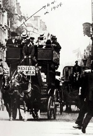 1908년 런던에서 옴니버스(2층 버스)를 타고 있는 롤렉스 창립자 한스 빌스도르프