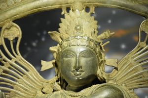 11세기 촐라 청동 나타라자 조각상 상세 묘사. 오른쪽에 주목하십시오(초승달 위): Datura metel의 이중 개화 형태의 선명한 묘사.