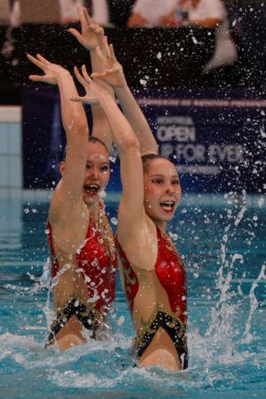 중국의 우이웬과 황쉐첸이 2013년 프랑스 오픈 듀엣 기술 루틴에서 연기하고 있다.