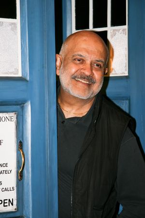 An Unearthly Child는 와리스 후세인(2011년 사진)이 연출했다.