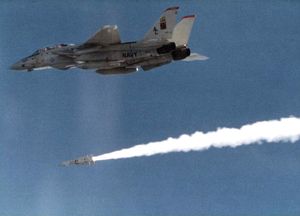 그루먼 F-14 톰캣(Grumman F-14 Tomcat) 전투기가 1982년 AIM-54 피닉스(AIM-54 Phoenix) 공대공 미사일을 발사하는 모습