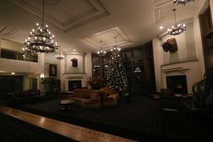 호텔 내부에는 천장의 석고 세공과 테라조 바닥이 있다.