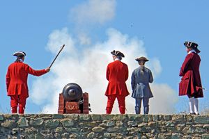 요새에서 18세기에 사용된 대포 시연.
