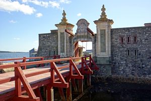 도팽 문은 요새화된 마을로 들어가는 네 개의 관문 중 하나이다.