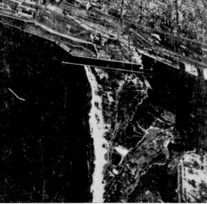 1937년 공항 부지의 항공 사진. 건설 전 모습이다. 오른쪽 중간에 핸런 야구 경기장이 보인다.