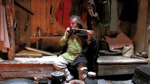 고고학 유적지 북쪽에 있는 재현된 노르드족 토탄 장방형 가옥 내부