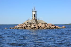 바다에서 본 비소츠크 인근의 등대