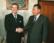 코언(왼쪽)과 모리 요시로 일본 총리가 2000년 9월 22일 도쿄의 총리 관저(Kantei) 건물에서 회담을 갖기 전 사진 촬영에 응하고 있다.