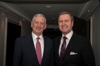 2017년 2월 당시 국방부 장관 짐 매티스와 코언