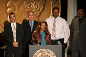 앤디 코언(왼쪽)은 제65회 피바디상에서 The N-Word 제작진과 함께 상을 받았다.