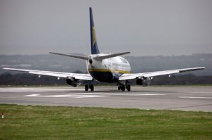 이 보잉 737에서 볼 수 있듯이, 항공기의 날개와 수평 꼬리의 위쪽 기울기를 양날개각이라고 한다.