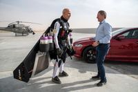 제트 엔진이 장착된 날개(jet-powered wing)를 등에 장착한 이브 로시(사진 왼쪽 인물). 로시의 날개는 제트 추진력을 가지고 있어, 단순한 글라이더와는 다르다. 능동적으로 상승할 수도 있다. 소형 날개로 신체와 일체감을 느낄 수 있으며, 일반적인 경비행기처럼 조종간을 조작하는 것이 아니라, 자신 손바닥이나 발끝을 약간 움직이는 것만으로 상승·하강·선회 등이 자유롭게 가능하여, 자신이 거의 "새가 된" 듯한 감각으로 비행할 수 있다.