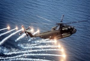 CH-53D는 1982년 해군 항공 기지 팻억센트 강 근처에서 플레어를 방출한다