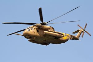 2013년 이스라엘 독립 기념일 공중 열병식에 참가한 이스라엘 공군 소속 CH-53-2000 야수르(S-65C-3)