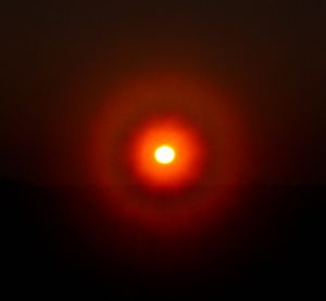 일출 직후의 태양 코로나