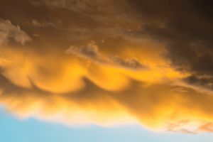 인도 비사카파트남에서 일몰에 비친 유방운 형성