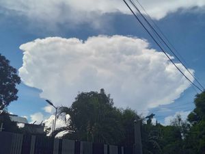 비난, 라구나 주에서 적란운 잉크 아래에 보이는 여러 개의 유방운