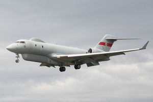 비행 중인 센티넬. 동체 아래의 레이더 포드를 관찰하십시오