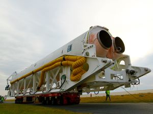 안타레스 100 로켓 시험을 위해 반출되는 모습. 1단에 장착된 2개의 NK-33 엔진을 볼 수 있다.