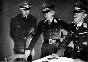 예쇼네크(중앙), 1942년 3월 알렉산더 뢰어(오른쪽)와 함께