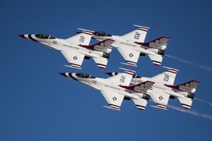 선더버즈가 2022년 11월 6일 네바다주 넬리스 공군 기지에서 열린 Aviation Nation 에어쇼에서 다이아몬드 패스 인 리뷰를 시연하고 있다.