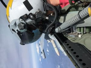 EA-18G 조종사가 우측 날개에 장착된 무장을 점검하고 있다