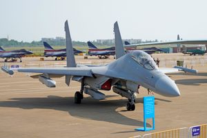 전시된 전자전 포드를 장착한 J-16D