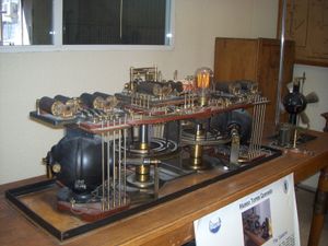 1903년 레오나르도 토레스 케베도가 발명한 'Telekino'는 전자기파로 전송된 명령을 실행하는 로봇으로 구성되었다.