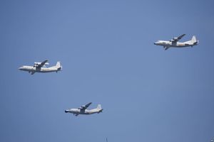 2015년 중국 전승절 열병식에서 편대 비행 중인 KJ-200(왼쪽), Y-8J 레이더기(가운데), Y-9JB 레이더기(오른쪽).