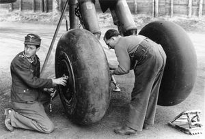 루프트바페 지상 승무원이 1944년 2월 Heinkel He 177A의 주착륙 장치 바퀴와 타이어를 정비하고 있다.