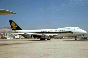 1981년 카이탁 공항에서 9V-SQE