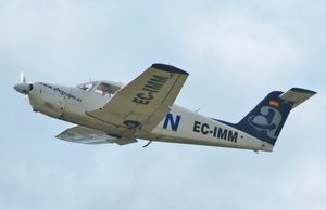 아 코루냐 공항 상공의 PA-28RT-201 애로우 IV